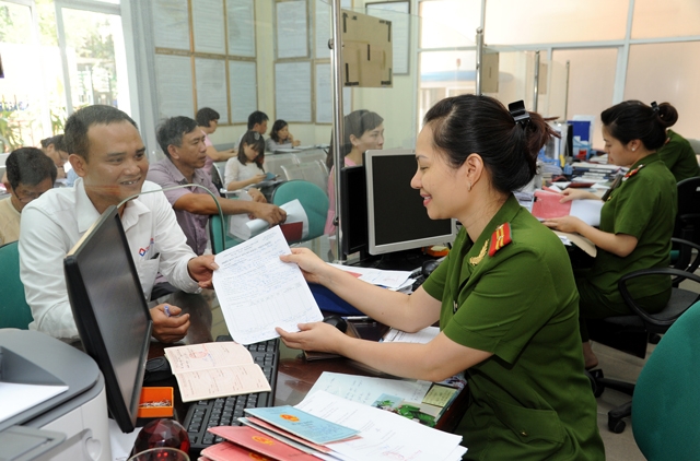 Tôi sinh năm 1967, hiện có quốc tịch Pháp, thường trú tại Pháp. Trước khi xuất cảnh đi nước ngoài (1980), tôi là công dân Việt Nam và đăng ký hộ khẩu thường trú tại thành phố Đà Nẵng. Hiện tôi đang đă